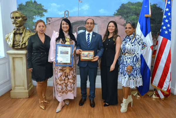 Imagen para: Giannina Azar triunfa en Miami: la diseñadora dominicana recibe el título de ‘Visitante Distinguida’