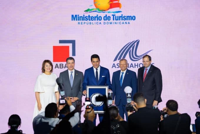 Imagen para: Bancos reconocen al ministro de Turismo: la transparencia que impulsa la economía dominicana
